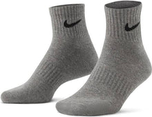 Load image into Gallery viewer, NIKE EVERYDAY CUSHIONED TRAINING ANKLE SOCKS (3 PAIRS)