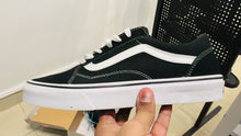 Load and play video in Gallery viewer, Vans Of The Wall Old Skool