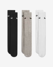 Load image into Gallery viewer, NIKE EVERYDAY CUSHIONED TRAINING CREW SOCKS (3 PAIRS)
