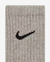 Load image into Gallery viewer, NIKE EVERYDAY CUSHIONED TRAINING CREW SOCKS (3 PAIRS)
