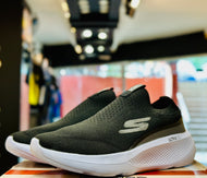 Skechers GO RUN Elevate - Upraise (Black/White)
