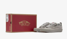 Load image into Gallery viewer, Vans Of The Wall Knu Skool Corduroy

